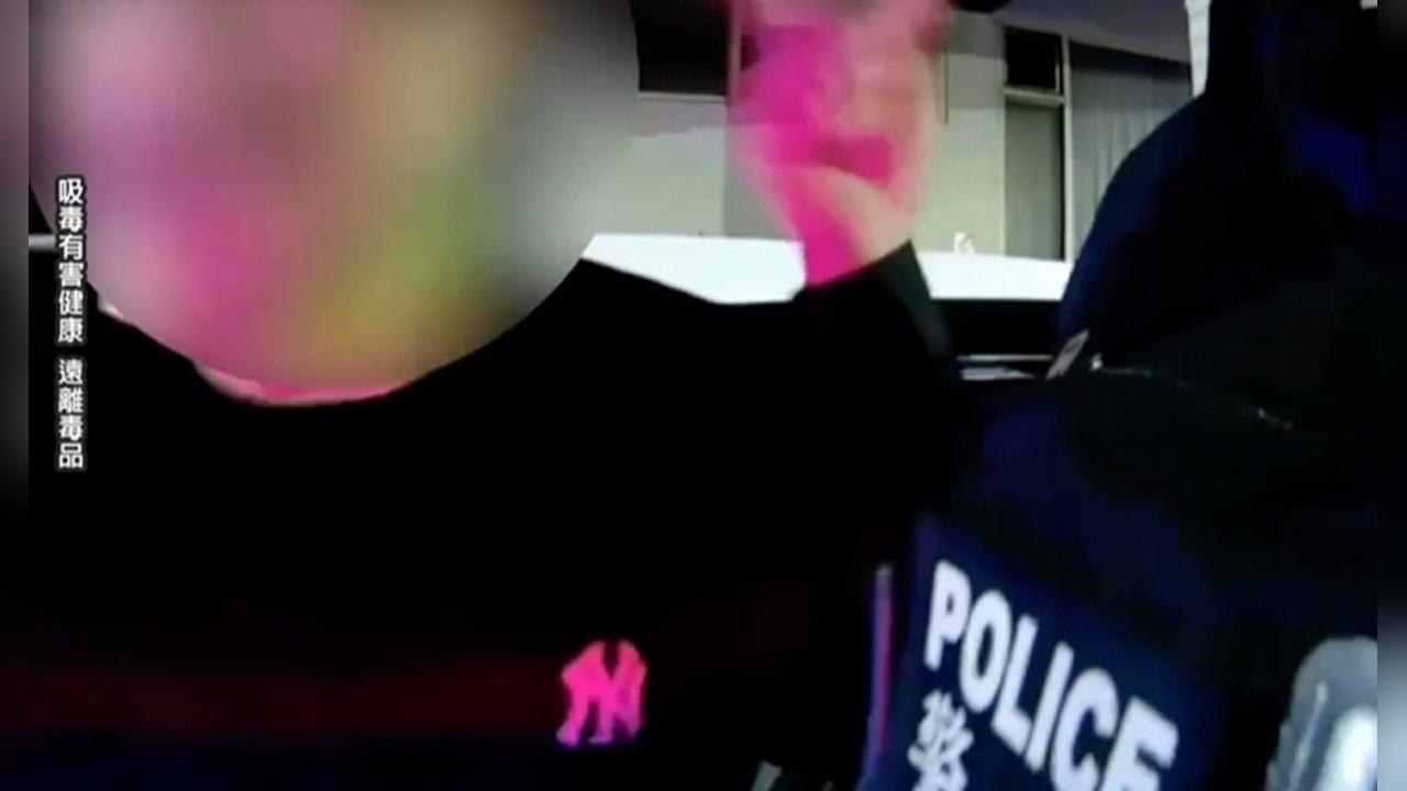 駕駛違停拒檢還「肉身撞警」！　車內搜出毒品、武士刀