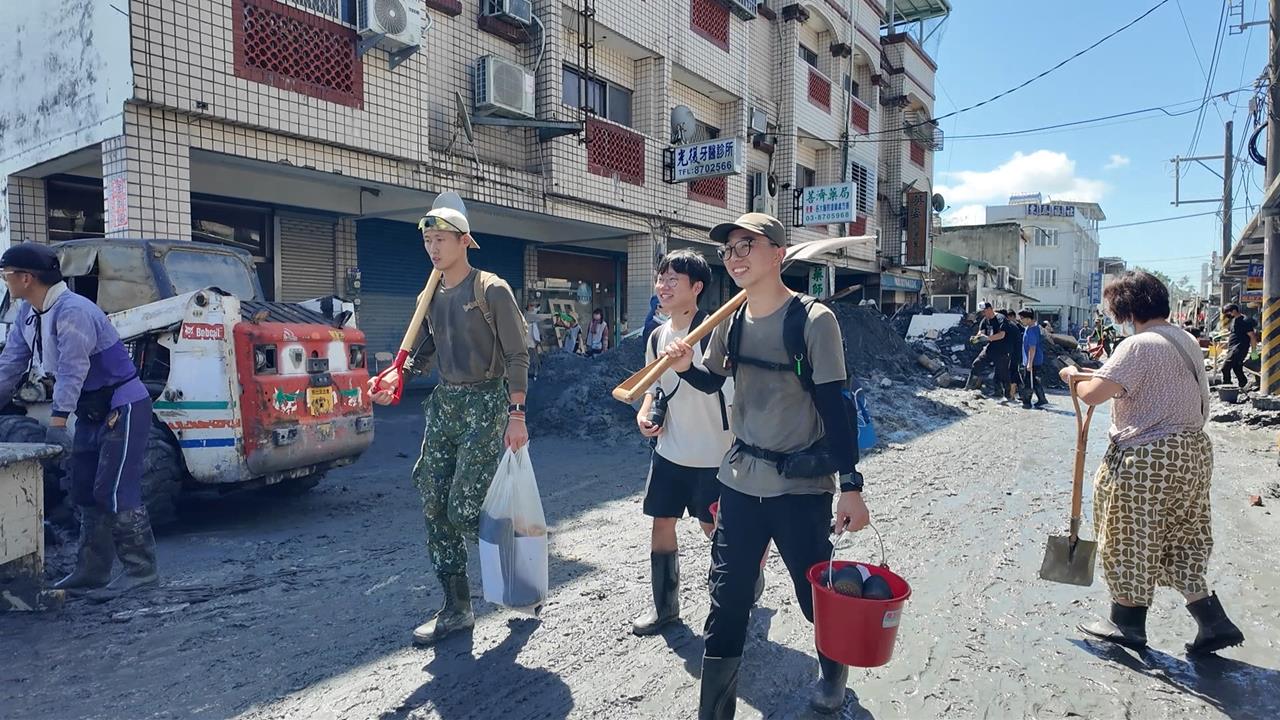 大批「鏟子超人」挺進災區！　賣力清掃當地人爆哭感謝