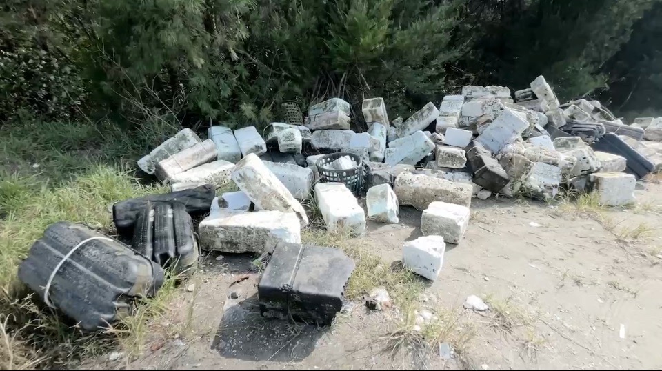 康芮吹垮台南5800蚵棚　竹子、發泡浮具海岸線隨處漂