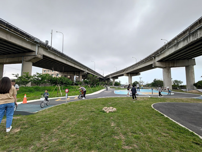 快新聞／超噁！竹市3男竟在河濱公園「六腳獸」激戰　亂丟保險套嚇壞民眾