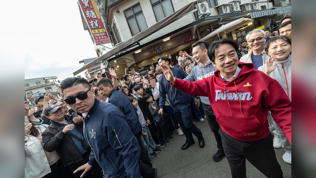 快新聞/北埔老街豔陽迎人潮!「總統好」聲浪不斷 賴清德擊掌拜年來者不拒