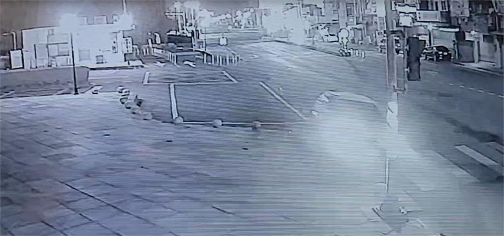 喝茫了還開車！　屏東駕駛自撞路旁號誌桿還對警咆哮