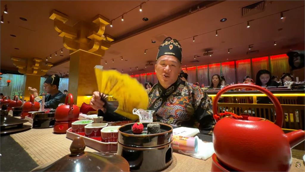 宦我遊上海？館長換古裝吃宮廷菜　網見1景傻眼：被羞辱還不知