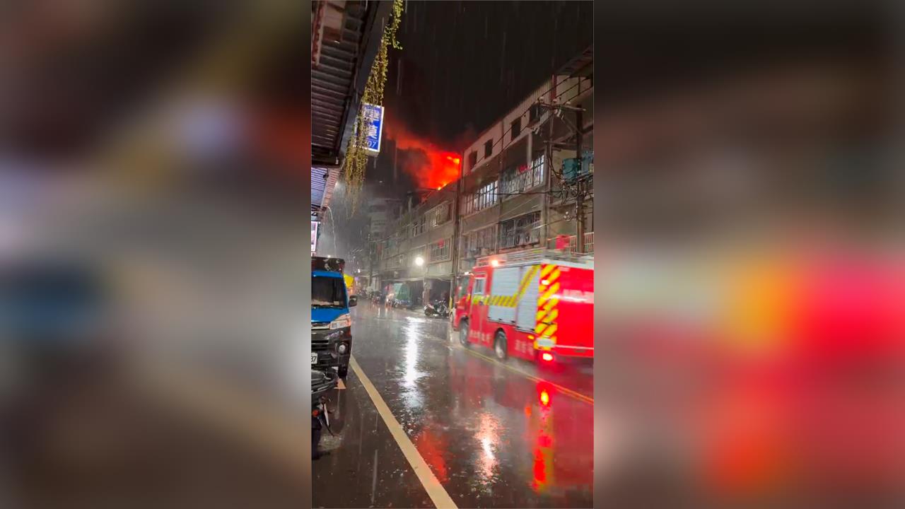快新聞／新北又竄火舌！五股鐵皮屋冒火煙　消防急派21車41人搶救