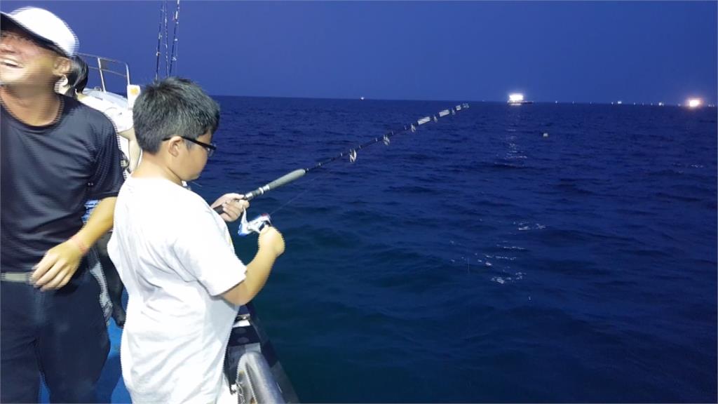 正值夜釣小管季節！深澳漁港嚐現撈海味