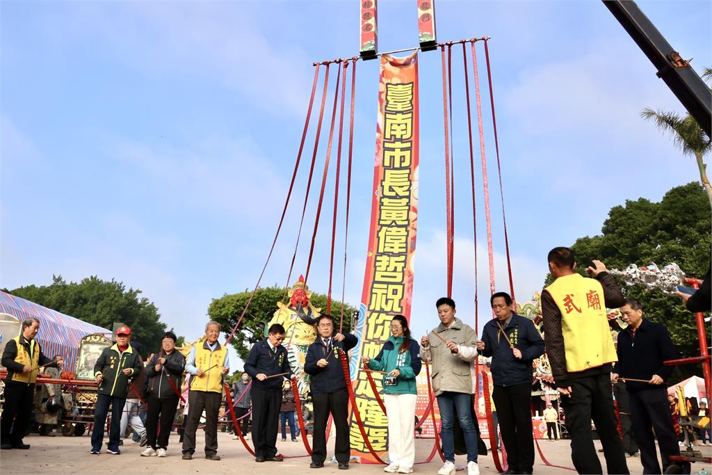 200萬支鹽水蜂炮輦轎遶境　黃偉哲：全身防護「犁炮」慶元宵