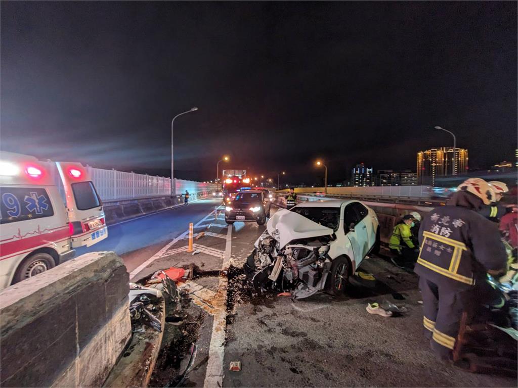 快新聞/國1南下接台64線「多元計程車自撞」 司機送醫不治