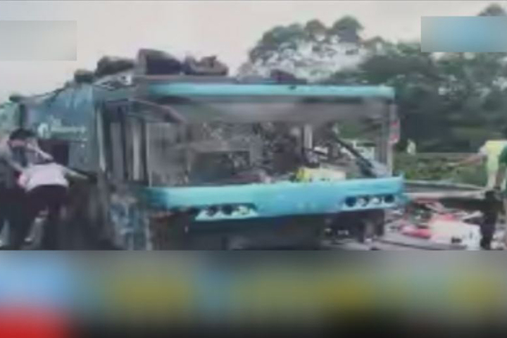 中國廣東大巴翻車 乘客55人釀19死