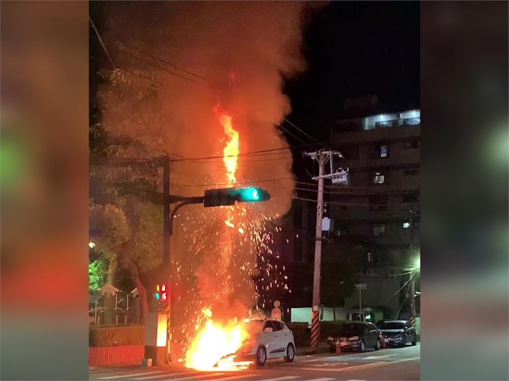 快新聞／基隆七堵變電箱爆炸起火「竄火星」　轎車慘遭火舌吞沒