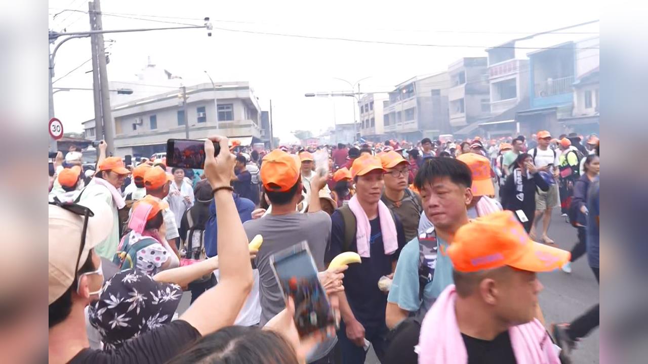 追「粉紅超跑」！婦替失智夫祈求白沙屯媽祖　奇蹟痊癒還願