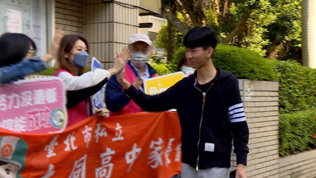 統測第二天撞期路跑　高中師長校門拉布條幫加油