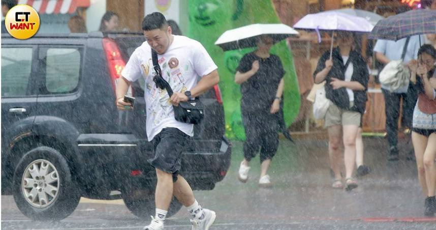 半個台灣溼答答！12縣市大雨特報　注意雷擊強陣風溪水暴漲
