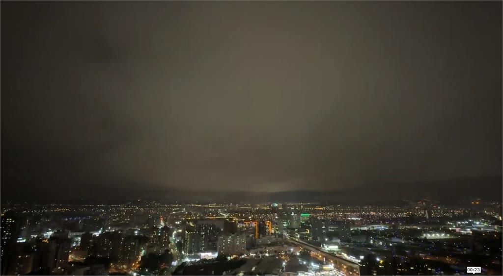雷神降臨!台中五雷轟頂震撼夜空 強降雨釀積水災情