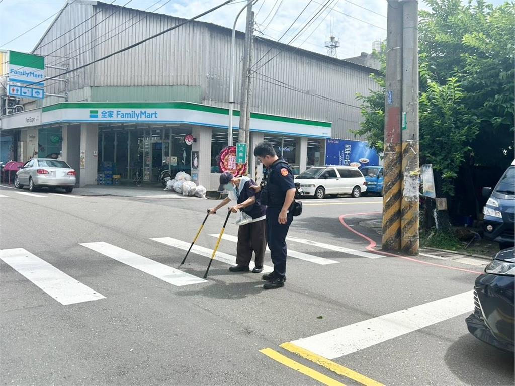 拄杖老翁不敢過馬路　大園警暖心舉動守護安全