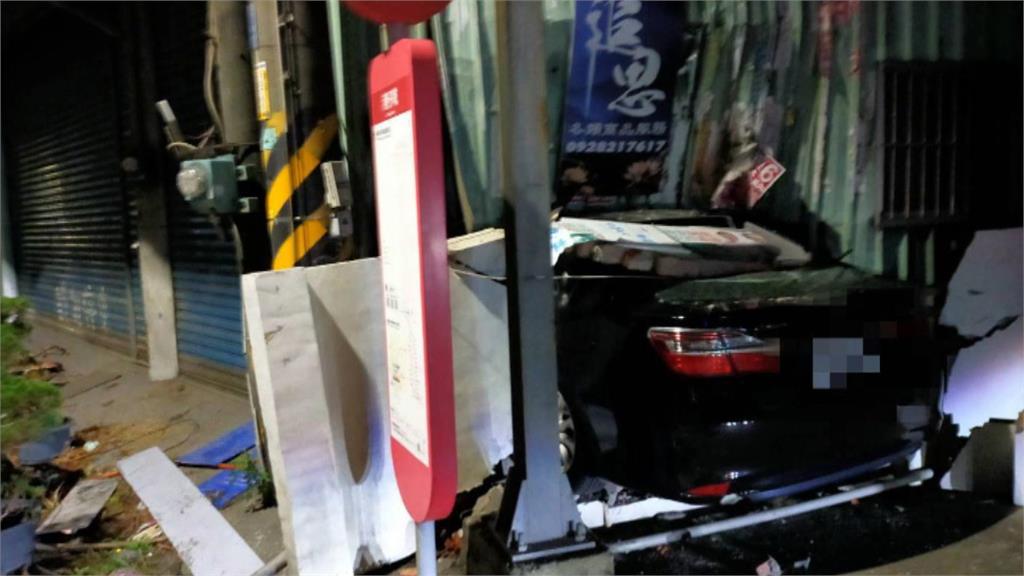 屏東車禍！男子疲駕衝撞鐵皮屋　轎車動彈不得
