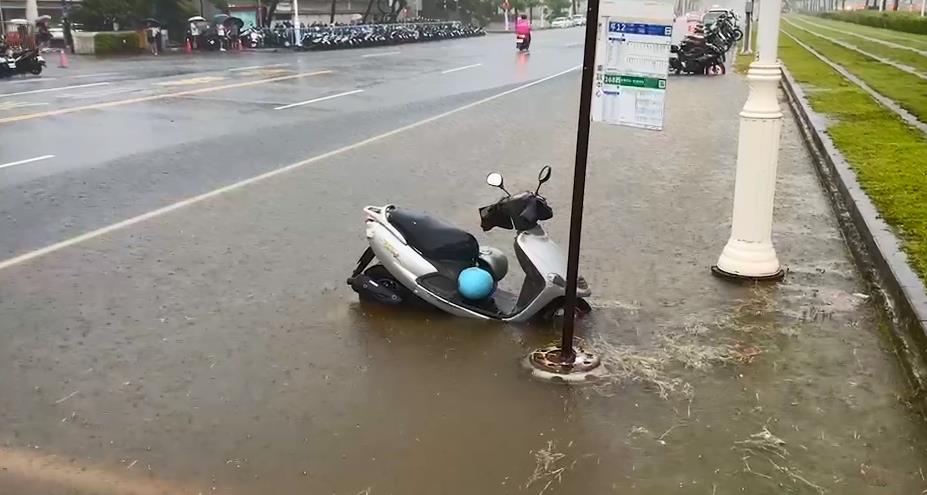快新聞／中南部5縣市發布豪大雨特報　高雄多處樹倒、積淹水