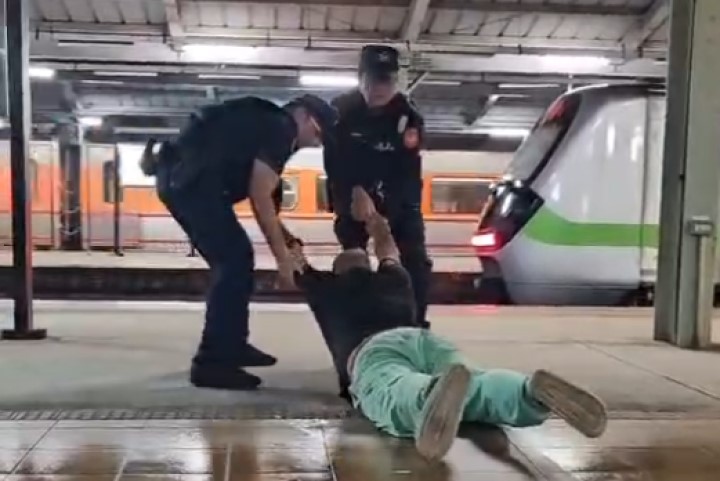 快新聞／一夜不平靜！晚間台鐵驚傳男子落軌　鐵路警急拉人上月台