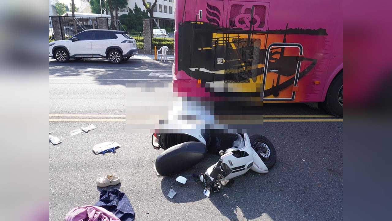 死亡車禍！休假女警疑擦撞機車　倒落遊覽車底遭輾斃