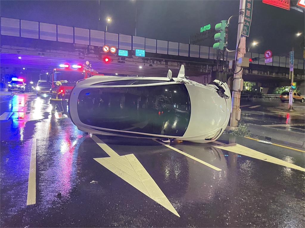 快新聞／喝酒就別開車！北市凌晨車禍　男駕駛不勝酒力「開到睡著」自撞分隔島翻覆