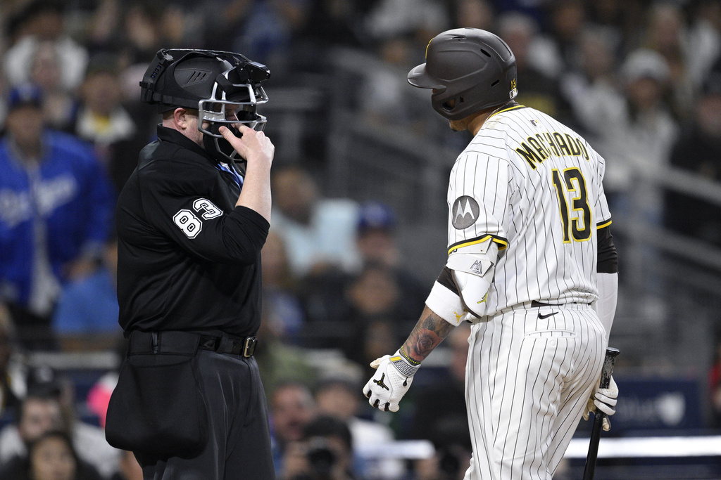 MLB(影)／主審視角！教士馬查多延長賽滿球數選掉「外角壞球」遭拉弓秒爆氣