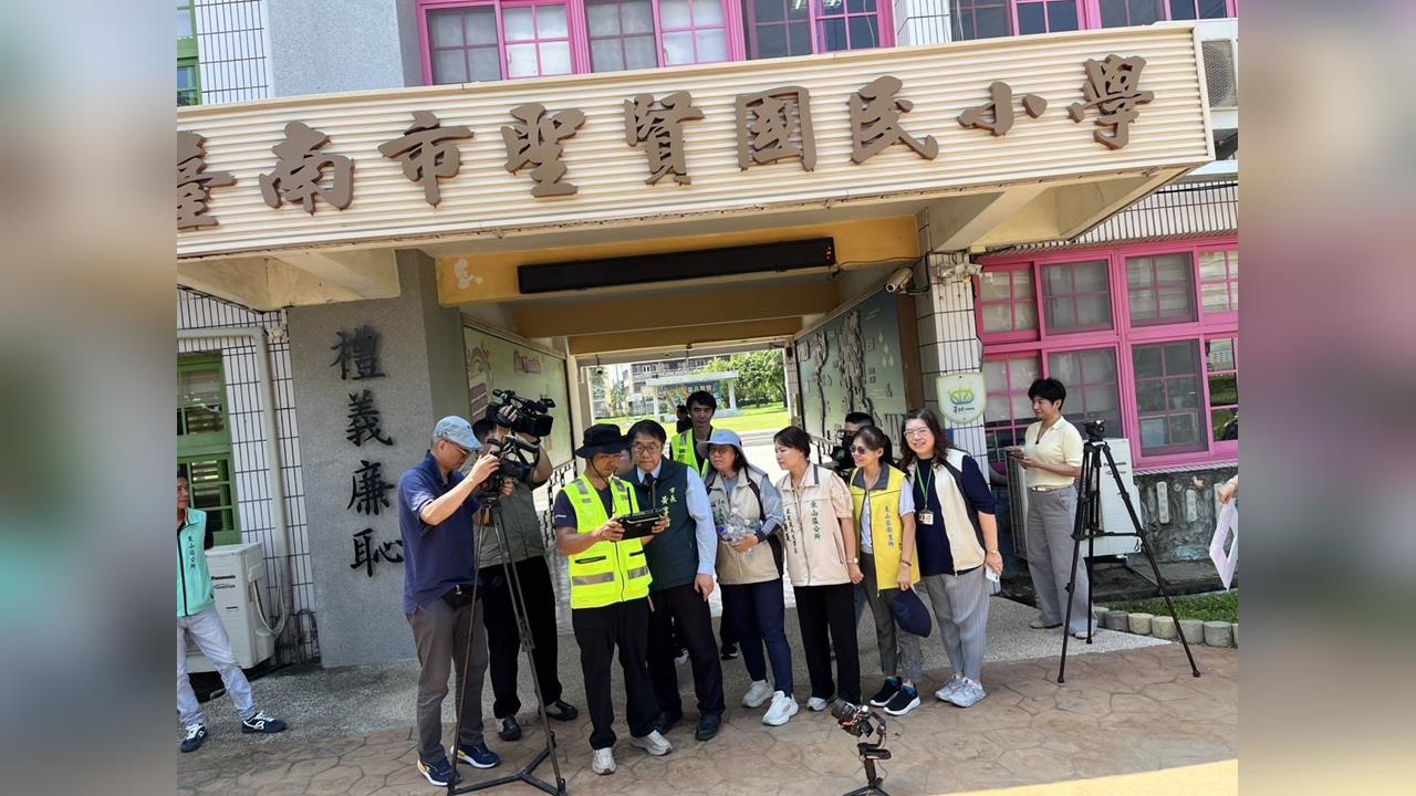 防治登革熱不間斷，黃偉哲市長視察無人機執行狀況並感謝防疫人員協助孳清巡查及清除！