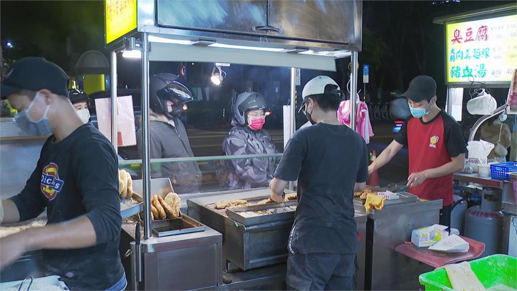 疫情再爆發衝擊商圈　士林夜市人潮掉3成