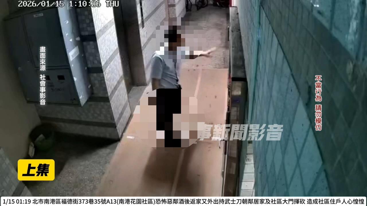 不滿一樓鄰居長期騷擾! 男子喝醉"持木刀"揮砍大門