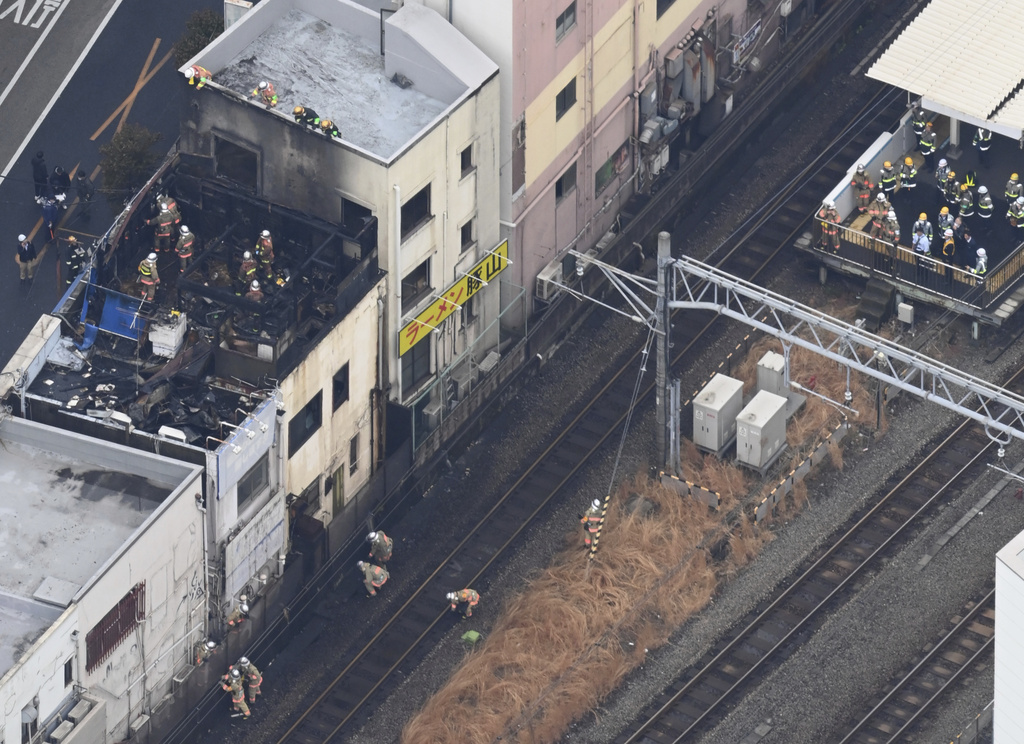 日本東京大森車站旁火警　傳爆炸聲響！　火勢逼近鐵軌　部分路段停駛