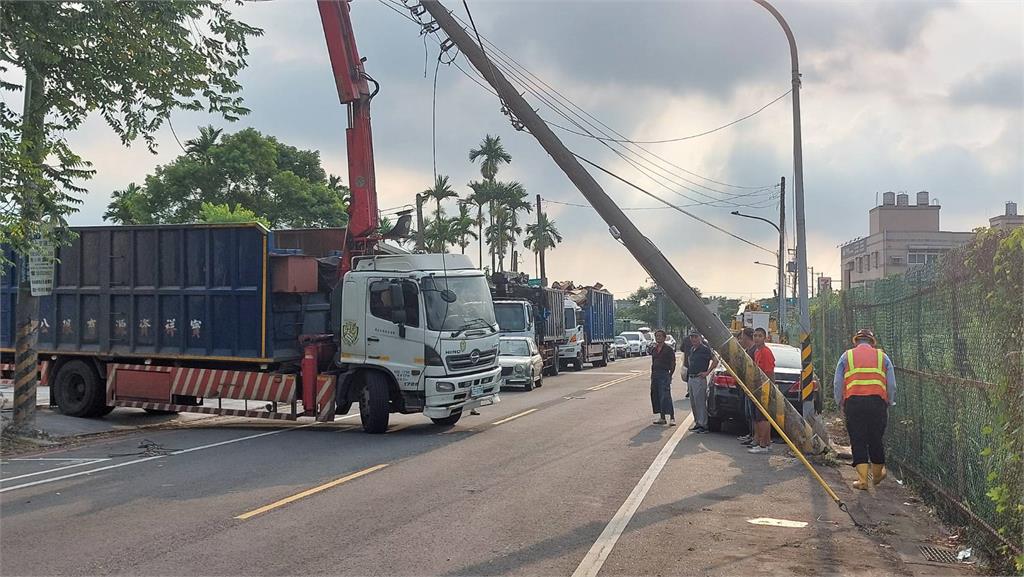 桃園大貨車吊臂勾倒電桿 電線燃燒起火警急封路