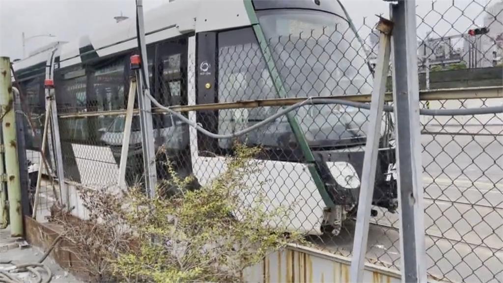 高雄輕軌又遭撞! 轎車違規闖入 列車車頭飾板毀損