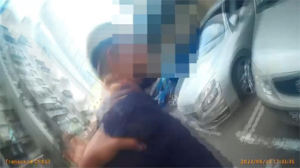 宛如電影情節！　　北市警鬧區持槍破窗抓毒販　民眾誤認歹徒持槍押人
