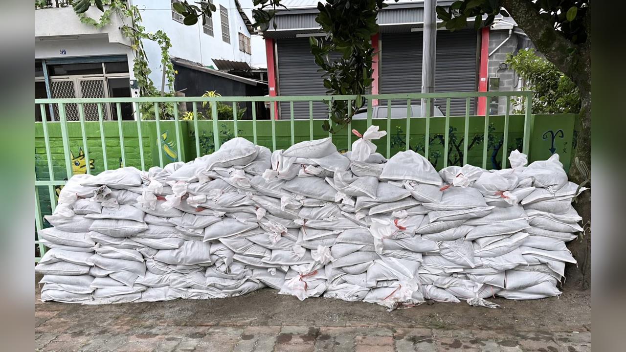 鳳凰逼近!台東風浪增強 鄉公所「五花大綁」加固金城武樹