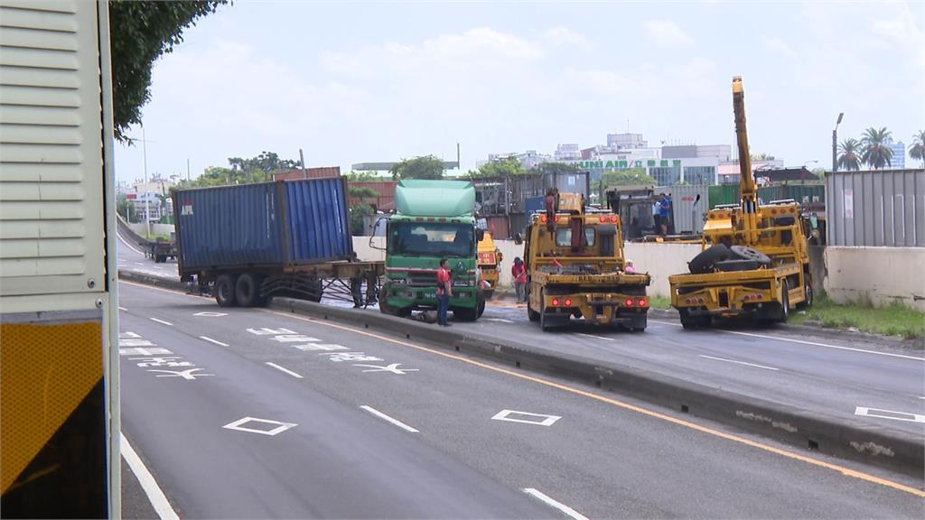 國道車禍！聯結車衝對向車道  2輛聯結車翻覆