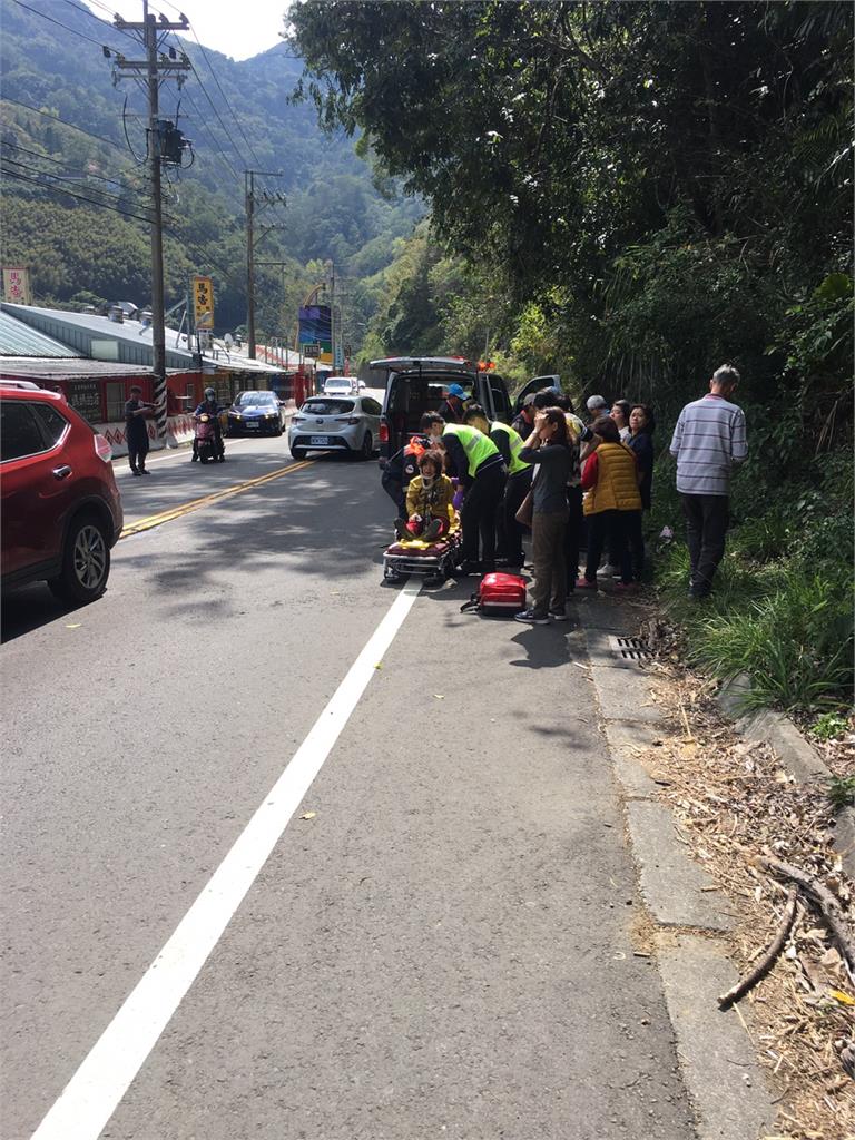快新聞／新竹尖石計程車對撞廂型車 車身翻覆釀10人受傷送醫
