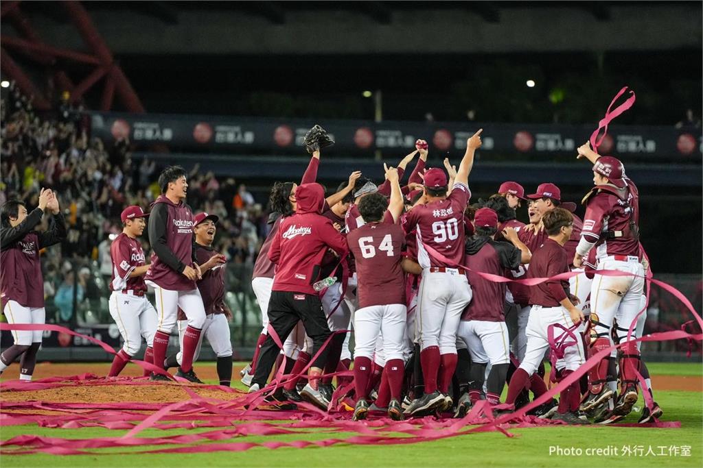 林泓育兩分砲逆轉中信兄弟 樂天桃猿奪台灣大賽總冠軍