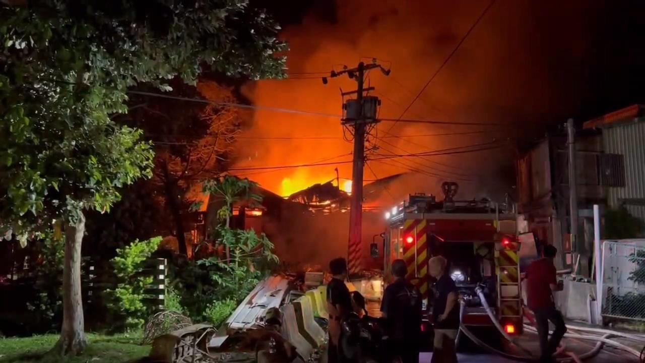 新北淡水連棟廠房暗夜起火　600坪廠房付之一炬