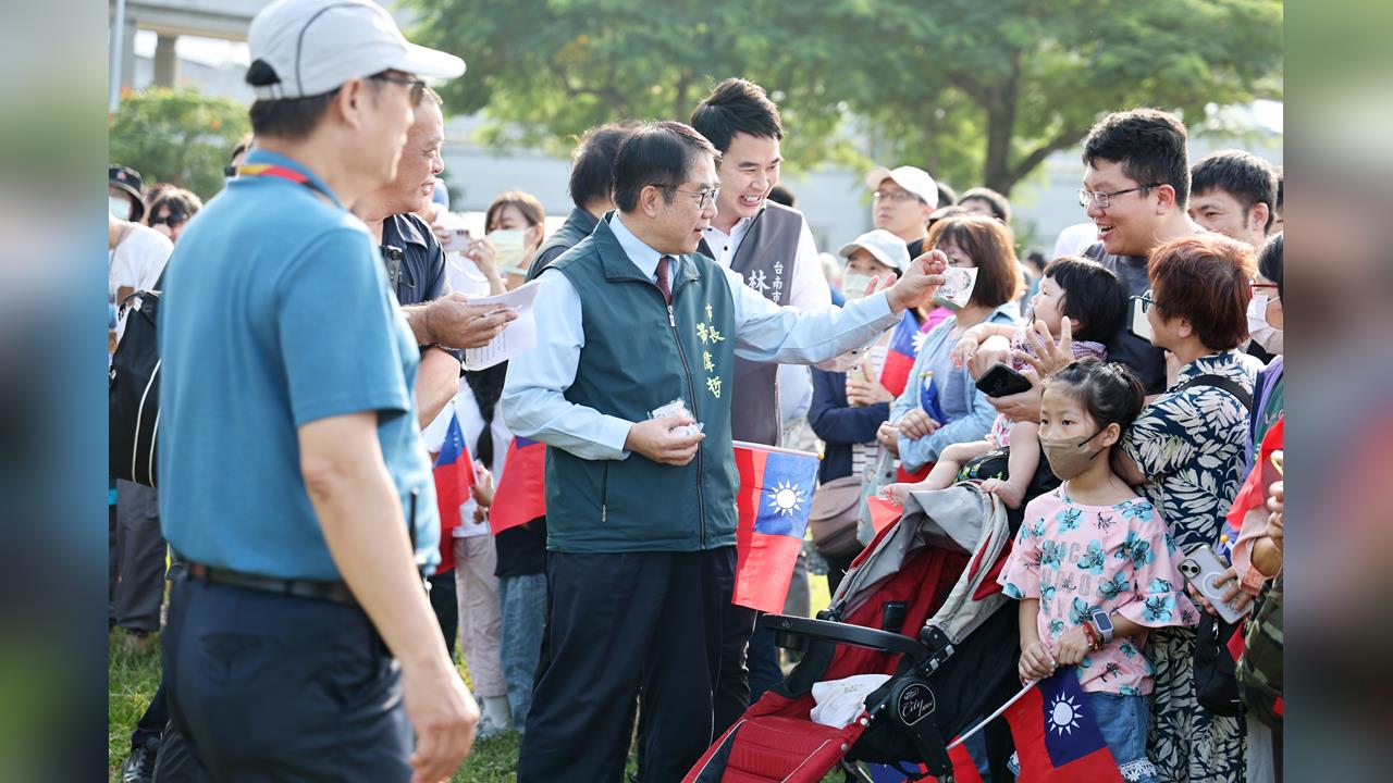 快新聞/台南國慶典禮旗海飛揚! 黃偉哲暖謝市民:團結撐過「這兩場」天災