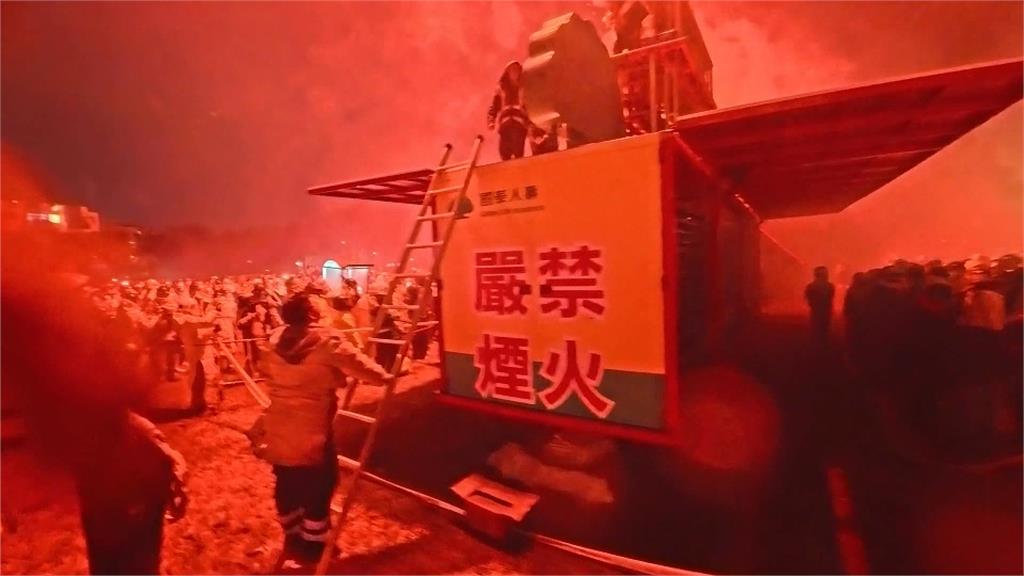 國泰人壽連續12年贊助鹽水蜂炮  巨型蜂炮台吸睛