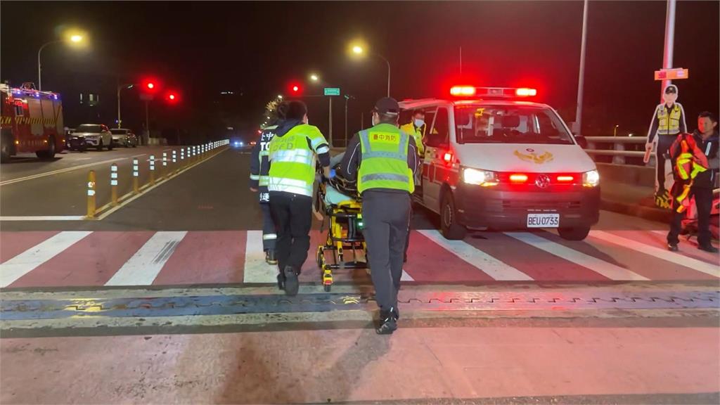 行經路口未減速　台中2機車碰撞　女騎士摔落田重傷、外送員骨折