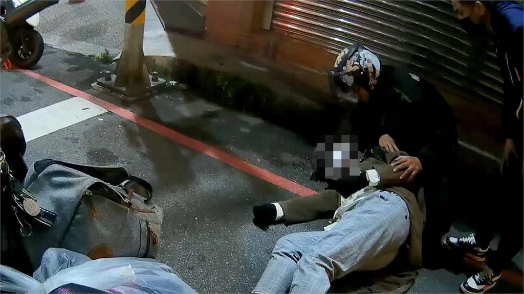 騎士停等紅燈突倒地抽搐　警民合力救援助脫險