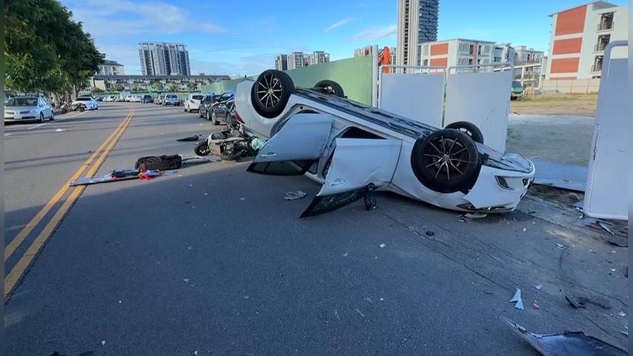 台中北屯駕駛失控連撞翻車　74歲騎士壓車底命送醫搶救
