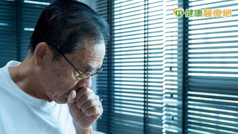 咳嗽超過2週別當感冒！醫警告：恐是結核病　早篩檢可防擴散