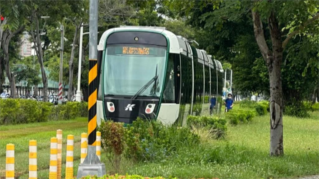 把輕軌當計程車？　男軌道攔列車還「拍打車門」