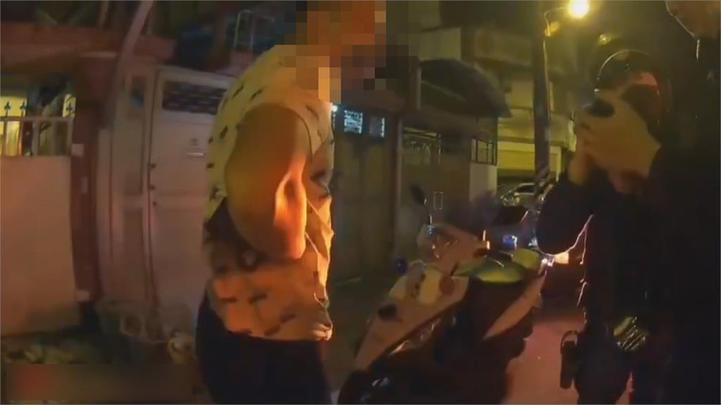 載通緝犯心虛逃逸？　騎士狂飆棄車還變裝！慘吃21張罰單