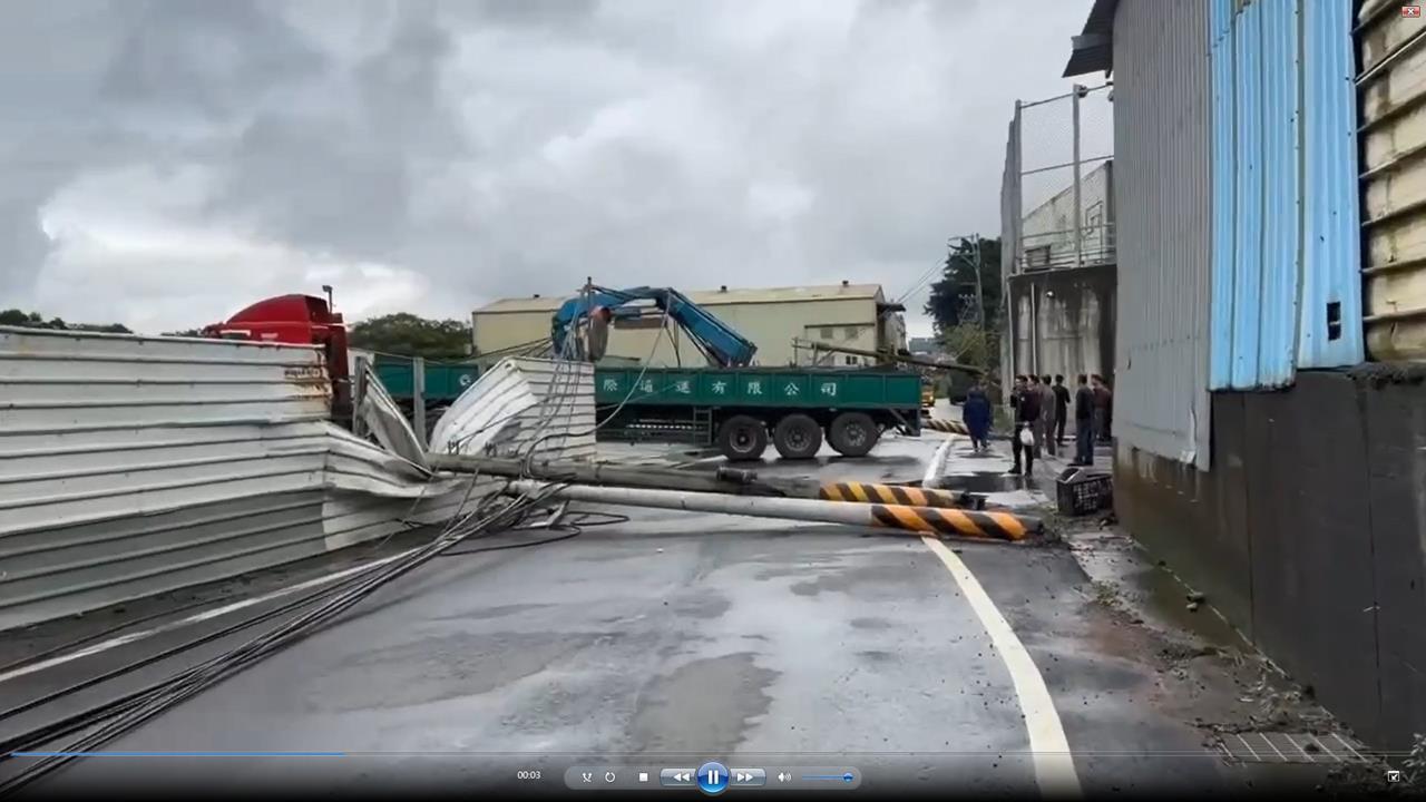 一勾全倒！楊梅電線桿整排被扯斷　４６０戶停電、安養院摸黑逾５小時