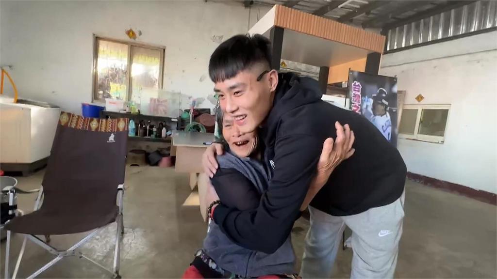 12強張政禹回車城老家!阿嬤手緊牽愛孫開心到哭