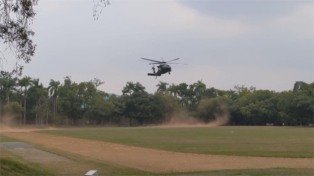 超帥演訓　黑鷹直升機降落操場　學生觀演習