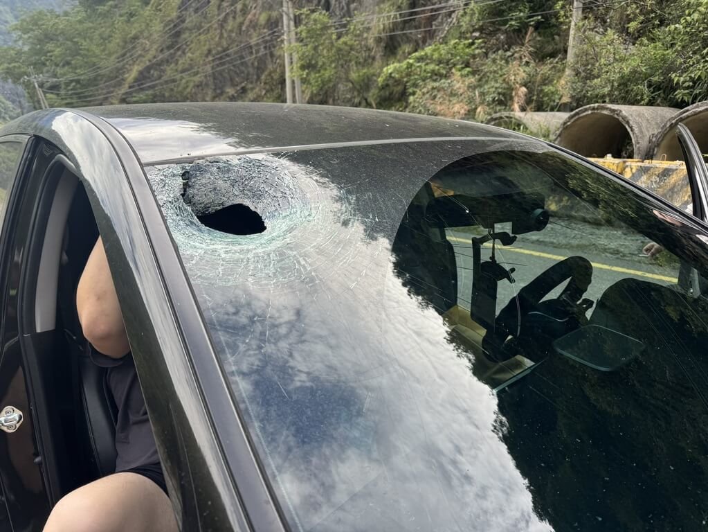 中橫便道落石擊中自小客　1乘客腿部挫傷送醫