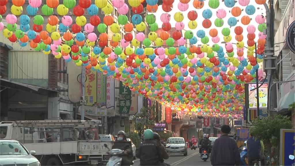 斗六太平老街高掛3千彩繪燈籠  紅綠燈藏其中用路人「看嘸」