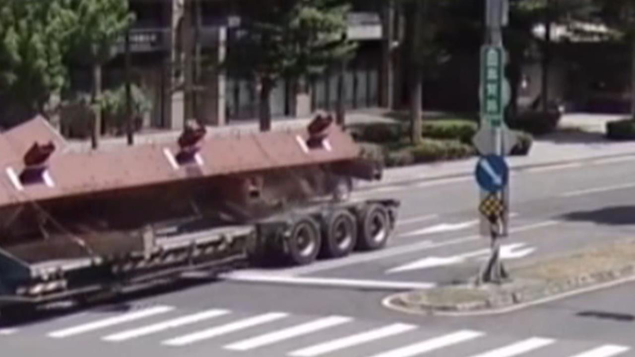 砰!雙子星大樓鋼梁「載運途中掉落」 轎車險遭波及